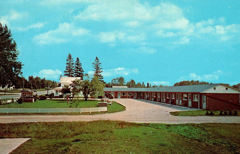 Blue Gables Motel (Island Inn) - Old Postcard (newer photo)